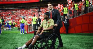 Ismael Koné acompañó a Canadá en silla de ruedas
