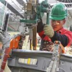 Utilice este título  La industria autopartista retrocede casi 9% en el año tras haber perdido 4.100 empleos en 2025 y cree en base a ese titulo original un titulo nuevo, preciso, comprensible y que no pierda relacion con el titulo original. Necesito que me devuelvas solo y nada mas que el titulo nuevo.