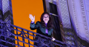 La justicia intimó a Cristina Kirchner a que respete las pautas de su arresto domiciliario para no sacárselo