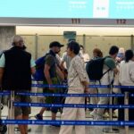 Utilice este título  Llegan más turistas del exterior y menos argentinos viajan afuera, pero salen más dólares de lo que entran y cree en base a ese titulo original un titulo nuevo, preciso, comprensible y que no pierda relacion con el titulo original. Necesito que me devuelvas solo y nada mas que el titulo nuevo.