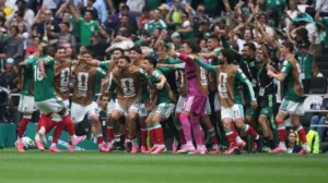 México le ganó a Sudáfrica en un partido con tres expulsados