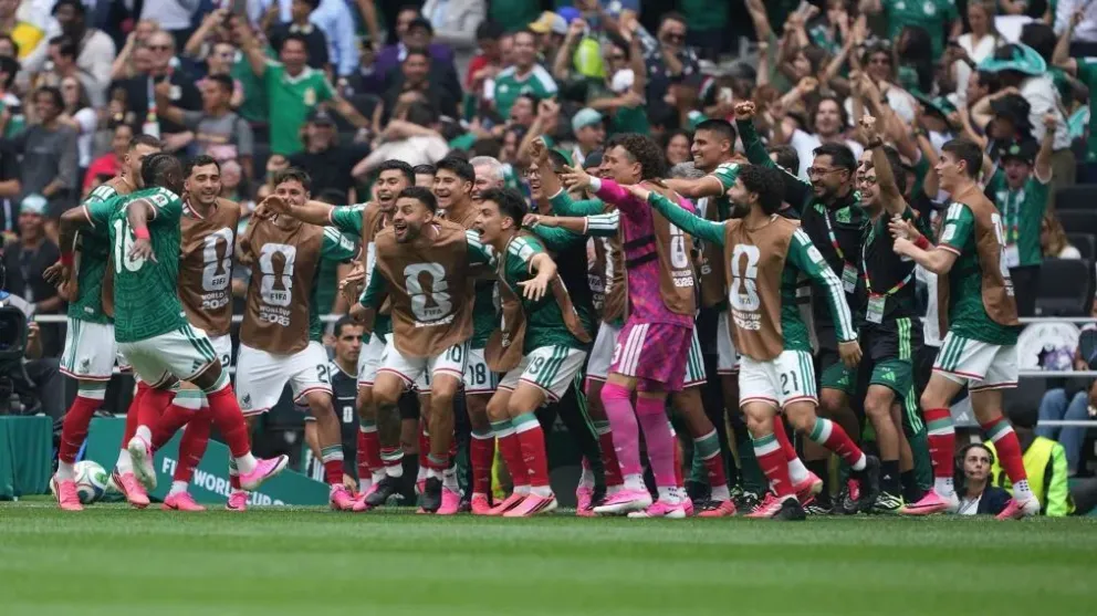 México le ganó a Sudáfrica en un partido con tres expulsados