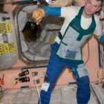 Utilice este título Murió a los 56 años el cosmonauta Aleksandr Samokutyaev, ex residente de larga duración de la Estación Espacial Internacional que estuvo 331 días en órbita y cree en base a ese titulo original un titulo nuevo, preciso, comprensible y que no pierda relacion con el titulo original. Necesito que me devuelvas solo y nada mas que el titulo nuevo.