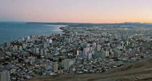Para hoy se anticipa una máxima de alrededor de 12°C, cielo nublado y ráfagas fuertes