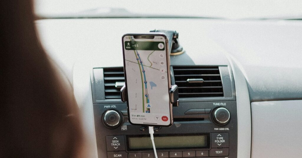 Por qué no recomiendan cargar el celular en el auto y qué problemas puede generar