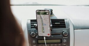 Por qué no recomiendan cargar el celular en el auto y qué problemas puede generar