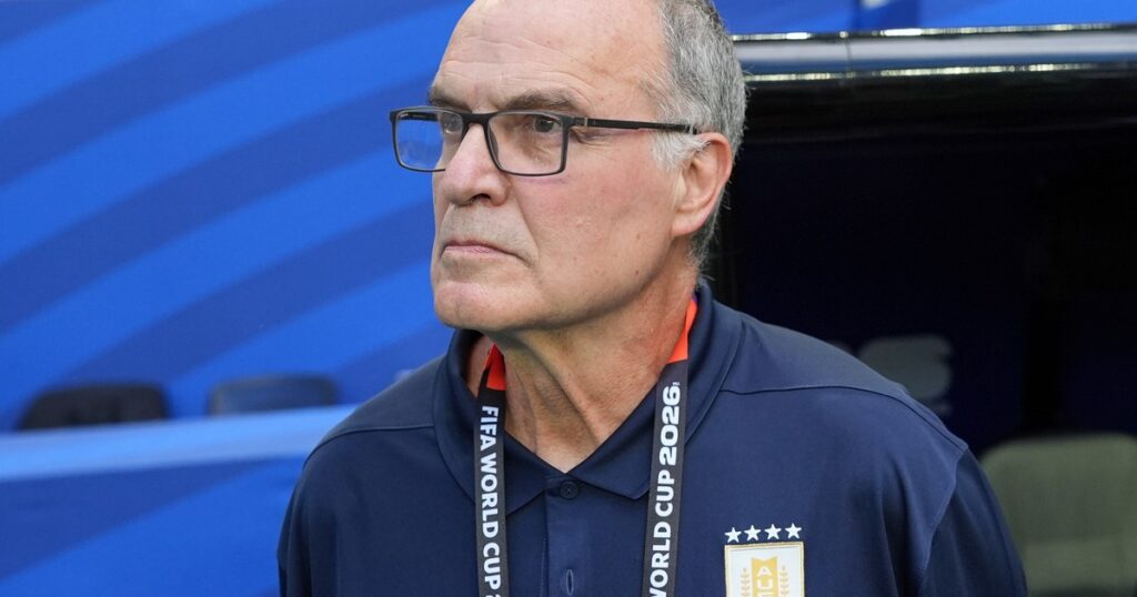 Uruguay choca con España con la permanencia en el Mundial en juego
