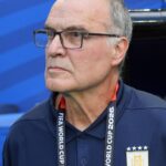 Utilice este título Uruguay choca con España con la permanencia en el Mundial en juego y cree en base a ese titulo original un titulo nuevo, preciso, comprensible y que no pierda relacion con el titulo original. Necesito que me devuelvas solo y nada mas que el titulo nuevo.