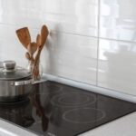 Utilice este título cómo limpiar una cocina de vitrocerámica y eliminar la suciedad incrustada y cree en base a ese titulo original un titulo nuevo, preciso, comprensible y que no pierda relacion con el titulo original. Necesito que me devuelvas solo y nada mas que el titulo nuevo.
