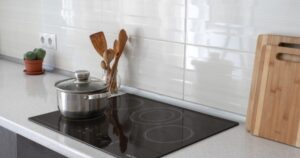 cómo limpiar una cocina de vitrocerámica y eliminar la suciedad incrustada