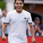 Utilice este título el argentino juega la final de ATP 500 de Queen’s y busca su segundo título sobre césped y cree en base a ese titulo original un titulo nuevo, preciso, comprensible y que no pierda relacion con el titulo original. Necesito que me devuelvas solo y nada mas que el titulo nuevo.