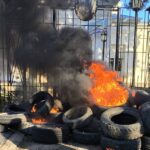 Utilice este título la protesta docente con neumáticos en llamas contra el gobernador de Santa Cruz el día de su cumpleaños y cree en base a ese titulo original un titulo nuevo, preciso, comprensible y que no pierda relacion con el titulo original. Necesito que me devuelvas solo y nada mas que el titulo nuevo.