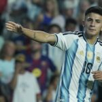 Utilice este título por qué Lionel Scaloni apuesta por Thiago Almada para empezar como titular el Mundial 2026 y cree en base a ese titulo original un titulo nuevo, preciso, comprensible y que no pierda relacion con el titulo original. Necesito que me devuelvas solo y nada mas que el titulo nuevo.