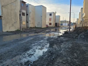 Alertan por el socavamiento del terreno debajo de un edificio en Las 1008