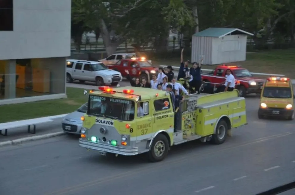 Bomberos de Dolavon despidieron al histórico Móvil N° 8 tras 22 años de servicio