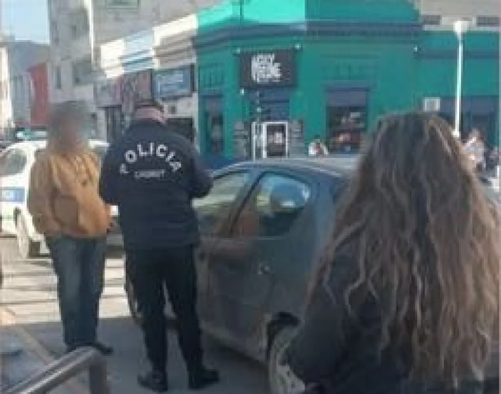 Chocó en una esquina céntrica, se bajó furioso, le pegó una piña a la conductora y le rompió el parabrisas