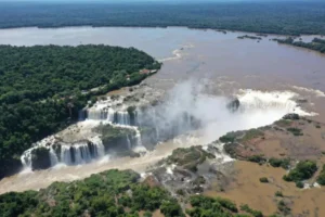 Cierran la Garganta del Diablo por una crecida histórica del río Iguazú