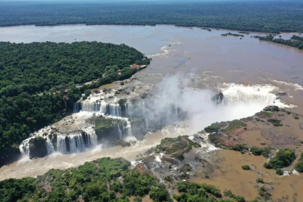 Cierran la Garganta del Diablo por una crecida histórica del río Iguazú