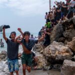 Utilice este título Crisis migratoria en Ceuta, EN VIVO: el minuto a minuto del cruce masivo desde Marruecos y cree en base a ese titulo original un titulo nuevo, preciso, comprensible y que no pierda relacion con el titulo original. Necesito que me devuelvas solo y nada mas que el titulo nuevo.