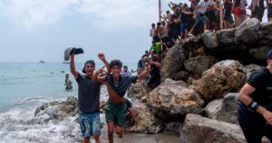 Crisis migratoria en Ceuta, EN VIVO: el minuto a minuto del cruce masivo desde Marruecos