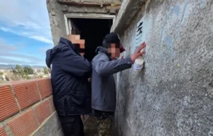 Detuvieron a un hombre por pegarle y arrojarle aceite caliente a su pareja en el rostro