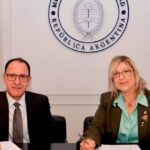 Utilice este título El Ministerio de Seguridad de la Nación y Uber firmaron un acuerdo para colaborar en la difusión de Alerta Sofía en Argentina y cree en base a ese titulo original un titulo nuevo, preciso, comprensible y que no pierda relacion con el titulo original. Necesito que me devuelvas solo y nada mas que el titulo nuevo.