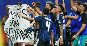 El detrás de escena de la bandera de "Malvinas argentinas" a los jugadores de la Scaloneta y la reivindicación de Tagliafico: "Más que decir, hacer"