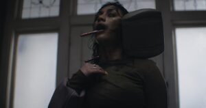 En llamas es un filme de terror extremo, de esos que hace que algunos espectadores abandonen la sala
