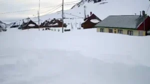 Fuerte temporal en la cordillera: nieve de cuatro metros y localidades aisladas
