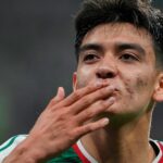 Utilice este título Gilberto Mora, el niño de México que recibe elogios de todos lados y que sueña con dar el golpe ante Inglaterra y cree en base a ese titulo original un titulo nuevo, preciso, comprensible y que no pierda relacion con el titulo original. Necesito que me devuelvas solo y nada mas que el titulo nuevo.