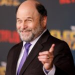 Utilice este título  Jason Alexander, de Seinfeld, pide disculpas por una escena “inapropiada” con una actriz menor de edad y cree en base a ese titulo original un titulo nuevo, preciso, comprensible y que no pierda relacion con el titulo original. Necesito que me devuelvas solo y nada mas que el titulo nuevo.