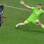 Utilice este título Kolo Muani podría compartir equipo con su verdugo en Qatar, Dibu Martínez, en la próxima temporada europea y cree en base a ese titulo original un titulo nuevo, preciso, comprensible y que no pierda relacion con el titulo original. Necesito que me devuelvas solo y nada mas que el titulo nuevo.
