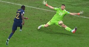 Kolo Muani podría compartir equipo con su verdugo en Qatar, Dibu Martínez, en la próxima temporada europea