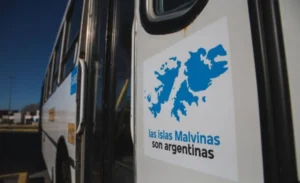 La CNRT ratificó que es obligatorio exhibir la frase "Las Islas Malvinas son argentinas" en el transporte público