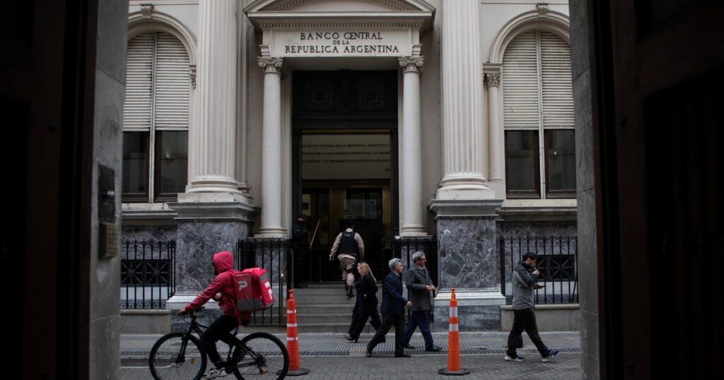 La Cámara Federal acumuló dos causas del rulo con el dólar y quedaron a cargo del juez Lijo
