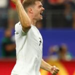 Utilice este título La pareja de Alexander Sørloth denunció amenazas tras la eliminación de Noruega y llevará el caso a la Justicia y cree en base a ese titulo original un titulo nuevo, preciso, comprensible y que no pierda relacion con el titulo original. Necesito que me devuelvas solo y nada mas que el titulo nuevo.