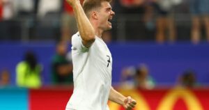 La pareja de Alexander Sørloth denunció amenazas tras la eliminación de Noruega y llevará el caso a la Justicia