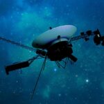 Utilice este título La sonda Voyager 1, lanzada en 1977, se encuentra ahora tan lejos de la Tierra que una señal de radio que viaja a la velocidad de la luz tarda más de 22 horas en llegar hasta ella, y sigue enviando datos desde el espacio interestelar con una fuente de alimentación del tamaño de una batería de coche y cree en base a ese titulo original un titulo nuevo, preciso, comprensible y que no pierda relacion con el titulo original. Necesito que me devuelvas solo y nada mas que el titulo nuevo.