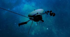 La sonda Voyager 1, lanzada en 1977, se encuentra ahora tan lejos de la Tierra que una señal de radio que viaja a la velocidad de la luz tarda más de 22 horas en llegar hasta ella, y sigue enviando datos desde el espacio interestelar con una fuente de alimentación del tamaño de una batería de coche