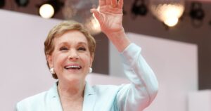 La vida de Julie Andrews contada en primera persona, sin soltarles las manos a sus personajes de Mary Poppins y La novicia rebelde