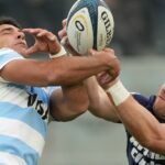 Utilice este título Los Pumas sufrieron una dura derrota ante Escocia en su estreno en el nuevo Nations Championship y cree en base a ese titulo original un titulo nuevo, preciso, comprensible y que no pierda relacion con el titulo original. Necesito que me devuelvas solo y nada mas que el titulo nuevo.
