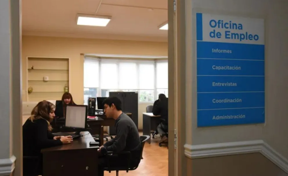 Más de 100 personas por día buscan trabajo en la Oficina de Empleo