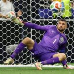 Utilice este título Mathew Ryan no sólo no atajó ninguno sino que Mo Salah lo dejó en ridículo y cree en base a ese titulo original un titulo nuevo, preciso, comprensible y que no pierda relacion con el titulo original. Necesito que me devuelvas solo y nada mas que el titulo nuevo.