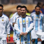 Utilice este título Messi fue el más aprobado, muchos no explotaron y tres quedaron en deuda y cree en base a ese titulo original un titulo nuevo, preciso, comprensible y que no pierda relacion con el titulo original. Necesito que me devuelvas solo y nada mas que el titulo nuevo.