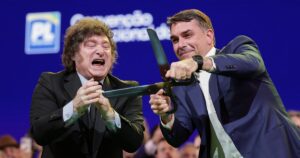 Milei participó del lanzamiento de Flávio Bolsonaro como candidato presidencial en Brasil y llamó “ladrón”, “presidiario” y “basura socialista” a Lula