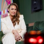 Utilice este título  Niña Pastori demuestra que no reconoce fronteras musicales y homenajea a los gigantes de la salsa y cree en base a ese titulo original un titulo nuevo, preciso, comprensible y que no pierda relacion con el titulo original. Necesito que me devuelvas solo y nada mas que el titulo nuevo.