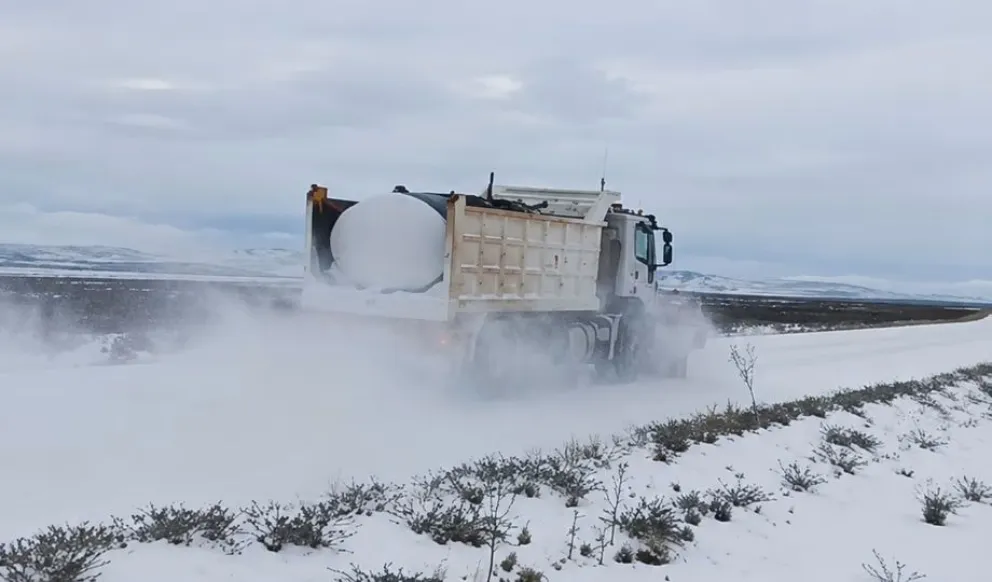 Piden transitar con extrema precaución en un tramo de la Ruta 40 en Chubut ante la presencia de nieve, hielo y neblina