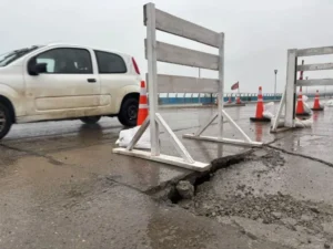 Reducen la calzada en avenida Ducós por un hundimiento del asfalto