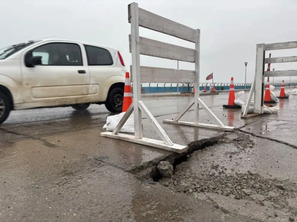 Reducen la calzada en avenida Ducós por un hundimiento del asfalto
