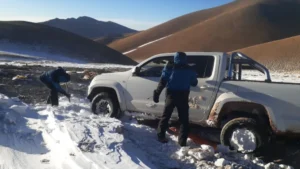 Rescataron a un grupo de turistas que quedó varado por las intensas nevadas en la cordillera de Catamarca